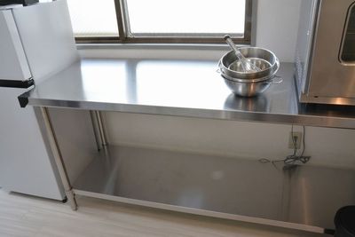 手洗い場・オーブン・冷蔵庫・レンジが一直線上に配置されており、効率的な作業が可能です。 - レンタルキッチンAchieve 菓子製造業許可取得済みの無人レンタルキッチンの設備の写真