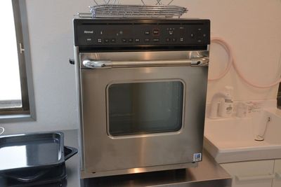 リンナイ製のコンベクションオーブンは涼厨仕様なので、作業も快適です。 - レンタルキッチンAchieve 菓子製造業許可取得済みの無人レンタルキッチンの設備の写真