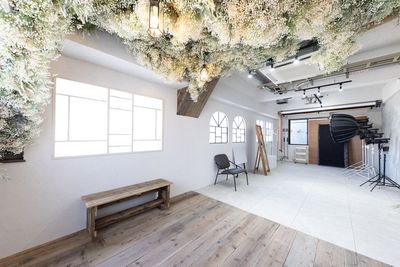 10種類の壁と2種類の床で多彩なアレンジが可能 - studio owl（スタジオオウル）浅草橋店｜撮影スタジオ かすみ草とドライフラワーに囲まれた本格的デザイナーズ撮影スタジオの室内の写真