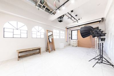 柔らかい自然光がたっぷり入る撮りやすい空間 - studio owl（スタジオオウル）浅草橋店 かすみ草を敷き詰めドライフラワーに囲まれたデザイナーズスタジオの室内の写真