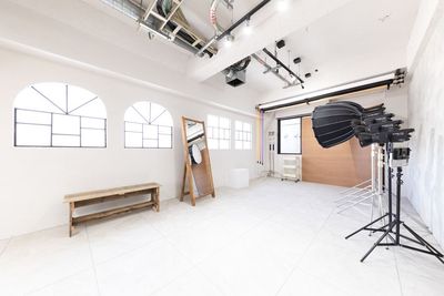 柔らかい自然光がたっぷり入る撮りやすい空間 - studio owl（スタジオオウル）浅草橋店｜撮影スタジオ かすみ草とドライフラワーに囲まれた本格的デザイナーズ撮影スタジオの室内の写真
