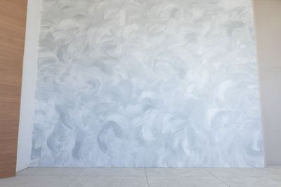 アーチ壁の横には使いやすいライトグレーの漆喰壁 - studio owl（スタジオオウル）浅草橋店 かすみ草を敷き詰めドライフラワーに囲まれたデザイナーズスタジオの室内の写真