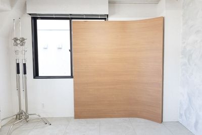 木目のアーチ壁はシンプルなシーンにも使えます - studio owl（スタジオオウル）浅草橋店 かすみ草を敷き詰めドライフラワーに囲まれたデザイナーズスタジオの室内の写真