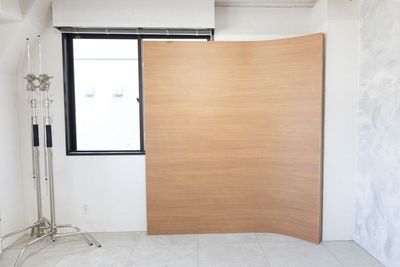 木目のアーチ壁はシンプルなシーンにも使えます - studio owl（スタジオオウル）浅草橋店｜撮影スタジオ かすみ草とドライフラワーに囲まれた本格的デザイナーズ撮影スタジオの室内の写真