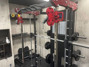スミスマシン - 80’s GYM×CAFE×BAR 80's GYMの設備の写真