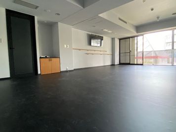スタジオアクティブゾーン②後方 - ダンススタジオ・ゲロッパ！百道浜 広くて綺麗で安いレンタルスタジオ・レンタルスペースの室内の写真