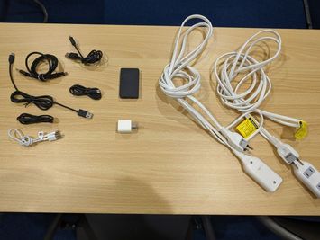 ・延長コード２本
・充電器２つ（TypeA、TypeC × 2）
・Type A、B、Cケーブル各種 - 貸会議室Asagaya 会議室１の設備の写真