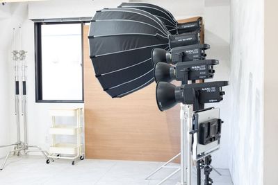 定常光×4、ストロボ×2、ソフトボックス×2、Cスタンド×2 - studio owl（スタジオオウル）浅草橋店 かすみ草を敷き詰めドライフラワーに囲まれたデザイナーズスタジオの設備の写真