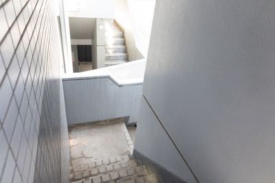 屋外階段スペースでの撮影も可 - studio owl（スタジオオウル）浅草橋店 かすみ草を敷き詰めドライフラワーに囲まれたデザイナーズスタジオの室内の写真