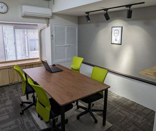 22㎡のちょとゆとりのある空間　365日安心の一律料金￥990 金山駅徒歩2分 会議室 ボードゲーム 占い 面接会場におすすめ - 【タイニースペース金山】　