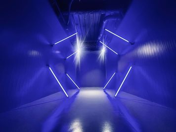 LED  Tube Lightを立体的に設置することも可能です - in the house / Shibuya "Gallery" 2Fの設備の写真