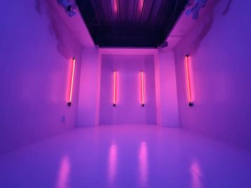 LED Tube LightやLEDパネルライトの色が反射するとこのような雰囲気を作り出すことも可能です☆ - in the house / Shibuya  "Gallery" 3Fの設備の写真