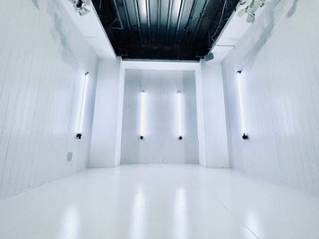LED Tube Lightを壁に設置することが可能です - in the house / Shibuya  "Gallery" 3Fの設備の写真