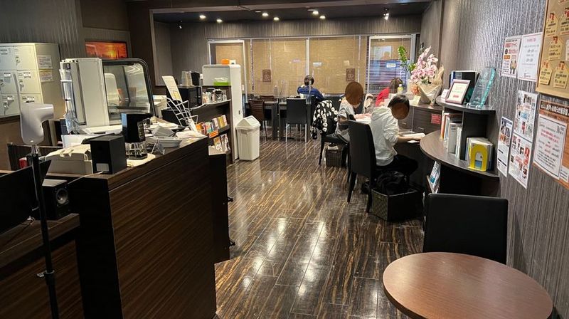 店内入口よりラウンジ全景 - 勉強できるカフェ　ガクト 自習室兼コワーキングスペース　勉強できるカフェ　ガクトの入口の写真