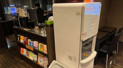 ８種類のドリンクが出る自動給茶機。電子レンジもご用意しています - 勉強できるカフェ　ガクト 自習室兼コワーキングスペース　勉強できるカフェ　ガクトの室内の写真