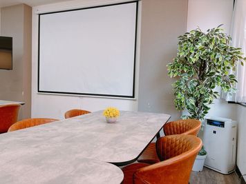 少人数での会議やお一人でのコワーキングスペースとしてのご利用も大歓迎です♪ - 栄フリースペース レンタルスペース・貸会議室・コワーキング・多目的スペースの室内の写真