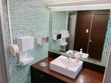 共用部のトイレは各フロアにございます。毎朝清掃をさせていただいており清潔感を保っております。 - 栄フリースペース レンタルスペース・貸会議室・コワーキング・多目的スペースの設備の写真