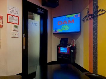 カラオケビッグエコー 博多筑紫口２号店 《5～8名用》カラオケルーム【サイズM】の室内の写真