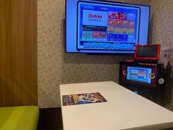カラオケビッグエコー 天神西通り店 《5～8名用》カラオケルーム【サイズM】の室内の写真