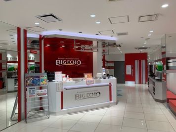 カラオケビッグエコー 天神西通り店 《9～10名用》カラオケルーム【サイズL】の室内の写真