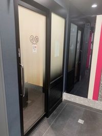 カラオケビッグエコー 天神西通り店 《9～10名用》カラオケルーム【サイズL】の室内の写真