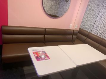 カラオケビッグエコー 天神西通り店 《9～10名用》カラオケルーム【サイズL】の室内の写真
