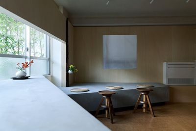 立体的な空間デザインは、展示スペースとしてもテーブルにもなります。 - Micché鞍馬口 キッチンのあるレンタルスペースの室内の写真