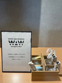 付箋・ハサミ・ホチキス・テープのり・修正テープなど無料で利用できます！ - WAW品川インターシティフロント 【土日がお得】窓付広々空間の1人用完全個室「R01」　の室内の写真