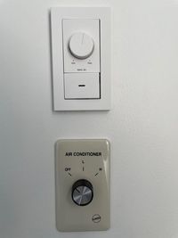 個室内で空調の風量調整可能。
電気は調光機能で明るさが調整可能です！ - WAW品川インターシティフロント 【土日がお得】窓付広々空間の1人用完全個室「R01」　の室内の写真