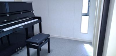 昼間の時間は自然光が差し込みます。ゆとりのある3.7畳の防音室です。 - 東京ストレットピアノ-細幅鍵盤ピアノスタジオ　 スタジオＡの室内の写真
