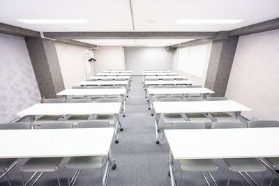 3人掛け机14台、スクール形式 - DAYS赤坂見附 会議室(5F)の室内の写真