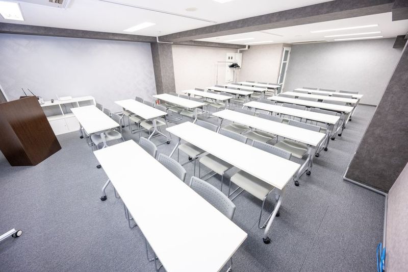 3人掛け机14台、スクール形式 - DAYS赤坂見附 会議室(5F)の室内の写真