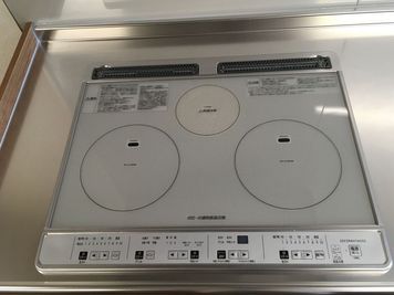 IHコンロあります！ - レンタルスペースa－フレ（エーフレ） レンタルキッチン利用プラン（多目的スペース半面50㎡付）の設備の写真