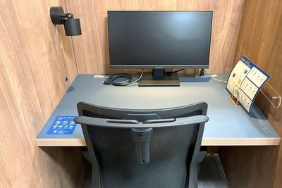 ワークエリアには半個室ブースもございます。 - relark那覇の設備の写真