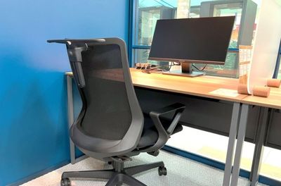 ワークエリア（音出し不可）には全席モニター完備。 - relark那覇の設備の写真