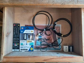 出入口カウンター内備品（HDMIケーブル、HDMI⇔USB Type-C変換ケーブル他） - 谷上駅・谷上SHビル 【￥1,650/ｈ　谷上活性化応援割】谷上駅前スペースの設備の写真