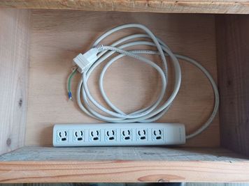 出入口横カウンター内備品（電源タップ） - 谷上駅・谷上SHビル 【￥1,650/ｈ　谷上活性化応援割】谷上駅前スペースの室内の写真