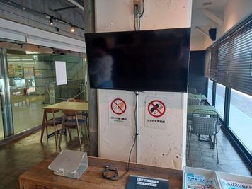 出入口すぐ壁掛け40インチモニター（HDMI接続） - 谷上駅・谷上SHビル 【￥1,650/ｈ　谷上活性化応援割】谷上駅前スペースの設備の写真