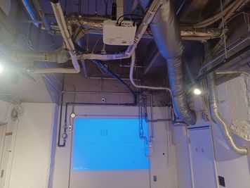 倉庫側天井プロジェクター - 谷上駅・谷上SHビル 【￥1,650/ｈ　谷上活性化応援割】谷上駅前スペースの設備の写真
