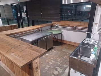 キッチンカウンター内（コンロ等の設備はありませんが、レンジフードはあります） - 谷上駅・谷上SHビル 【￥1,650/ｈ　谷上活性化応援割】谷上駅前スペースの室内の写真