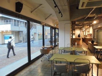 テーブル、椅子多数あります - 谷上駅・谷上SHビル 【￥1,650/ｈ　谷上活性化応援割】谷上駅前スペースの室内の写真