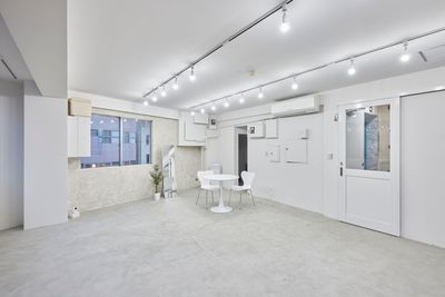 ライティングレールのためスポットライトの位置を自由に変えることができます！ - Share-no-wa Studio　JR大塚駅前店 Share-no-wa Studio（シェアノワ）JR大塚駅前店の室内の写真
