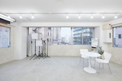 ３面採光で自然光あふれる空間です。白を基調としたシンプルな内装仕上げのため被写体映えします！ - Share-no-wa Studio　JR大塚駅前店 Share-no-wa Studio（シェアノワ）JR大塚駅前店の室内の写真
