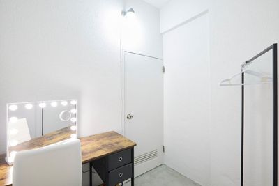 メイクルーム完全個室となっているため、衣装替えの際もプライバシーを確保できます！ハンガーラックも完備。 - Share-no-wa Studio　JR大塚駅前店 Share-no-wa Studio（シェアノワ）JR大塚駅前店の室内の写真