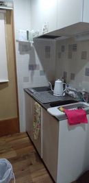 ミニキッチンには、レンジ、冷蔵庫、電気ポットがございます。 - 貸スペース谷中にゃんとも レンタルスペース、レンタルサロンの室内の写真