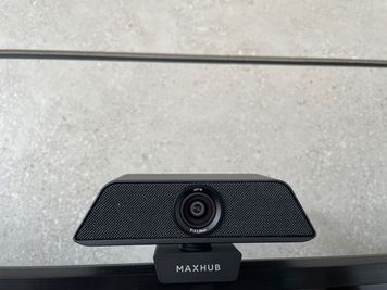 WEB会議用カメラ・マイクをモニターに完備。HDMI・Type-Cケーブルも用意しております。 - WAW品川インターシティフロント 【4000円/時間】窓付きで開放感がある8名用「会議室B」の室内の写真