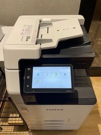 複合機あり（PayPayでの支払い決済）。

白黒：10円/枚(A4）カラー：10円/枚(A4）スキャン：20円（USBが必要となります） - WAW品川インターシティフロント 【土日祝がお得】個室R06の設備の写真