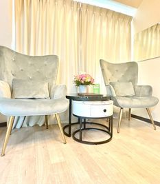 完全個室で光加減調整可！小部屋➕カウンセリングスペース(ソファ＆コーヒーテーブル)➕化粧台 - レンタルサロン池袋(健美サロンHANA)