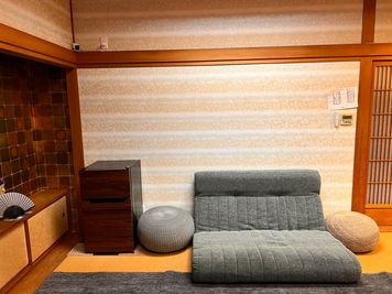 冷蔵庫、ソファーなど - ASSOBO（あざみ庵） ASSOBOリビング&キッズスペースの設備の写真