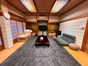 テレビ、ソファー、冷蔵庫などゆっくりおくつろぎしていただける設備が充実 - ASSOBO（あざみ庵） ASSOBOリビング&キッズスペースの室内の写真